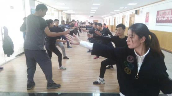 哪里可以找到适合青少年的篮球季前赛训练营_0